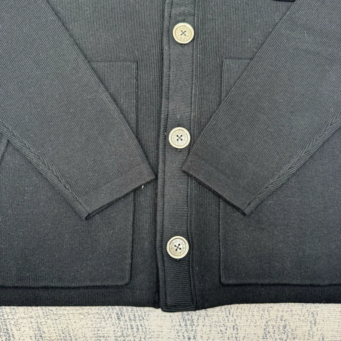 P630 Chrome Hert 25SS Ch wool and leather Sanskrit embroidered knitted cardigan Size: S/M/L The yarn is made of 26-count double-ply high-proportion merino wool The flat machine is knitted using Stor 352 imported from Germany The back, collar and placket are cut and cut with genuine sheepskin engraving The embroidery is printed multiple times according to the original version using an imported machine The mold opening hardware is aged and oxidized